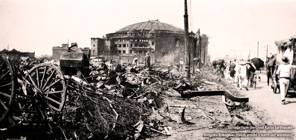 Damage from the Great Kanto Earthquake Ryogoku Kokugikan stands amidst a burnt-out wasteland 